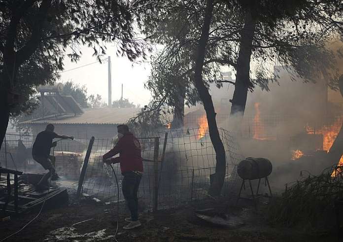 Φωτιά στην Πάρνηθα: Καίγονται σπίτια. Κάτοικοι επιχειρούν να σώσουν τις περιουσίες τους. Φωτιά και στο Ολυμπιακό Χωριό