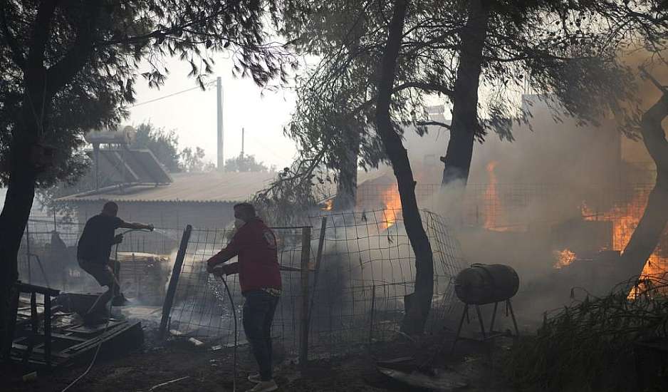 Φωτιά στην Πάρνηθα: Καίγονται σπίτια. Κάτοικοι επιχειρούν να σώσουν τις περιουσίες τους. Φωτιά και στο Ολυμπιακό Χωριό