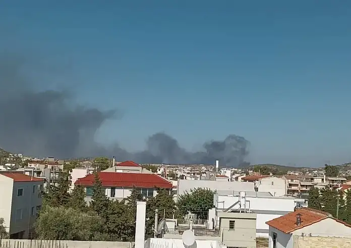 Τρεις εστίες φωτιάς στον Ασπρόπυργο: Εκκενώνεται η Λάκα Κάτσαρη και το πάρκινγκ του Θριάσιου