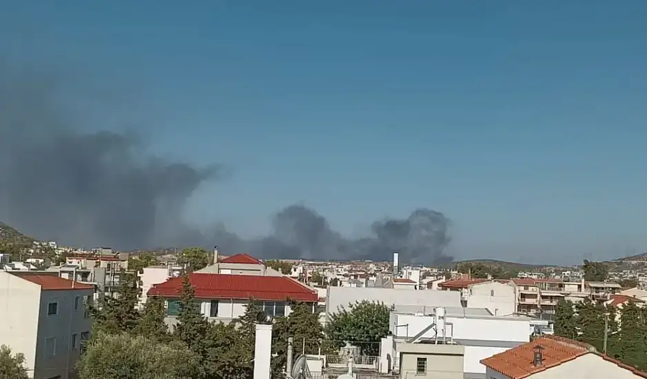 Τρεις εστίες φωτιάς στον Ασπρόπυργο: Εκκενώνεται η Λάκα Κάτσαρη και το πάρκινγκ του Θριάσιου