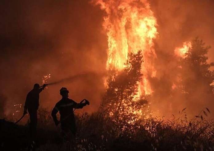 Ασταμάτητη η φωτιά στο Λουτράκι: Ολονύχτια μάχη να κρατηθεί το μέτωπο μακριά από τα διυλιστήρια