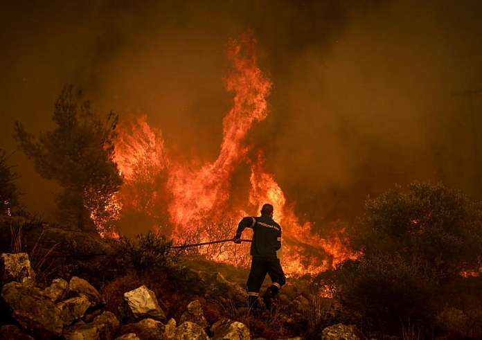 Μάχη με τις αναζωπυρώσεις στα πύρινα μέτωπα: Βελτιωμένη η εικόνα στην Πάρνηθα – Αγωνία για Έβρο, Ροδόπη και Βοιωτία