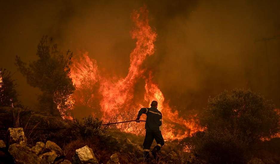 Πάρνηθα: Δύο τα πύρινα μέτωπα - Μάχη με τις αναζωπυρώσεις - Κρατείται πρώην δικηγόρος για απόπειρα εμπρησμού
