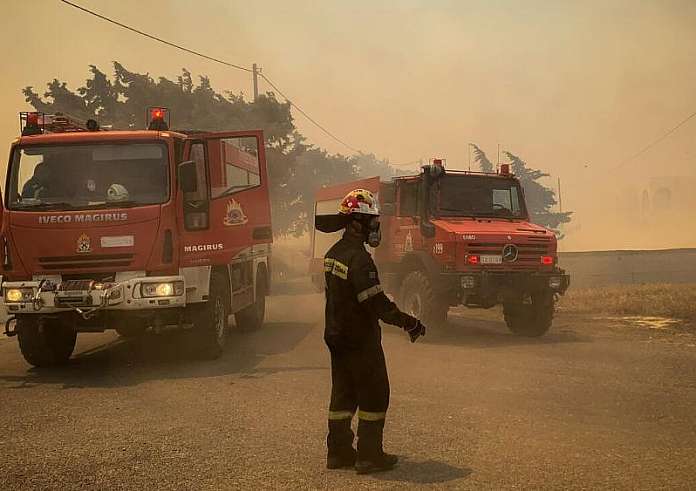 Χωρίς ενεργά μέτωπα στη Μαγνησία - Μάχη με τις αναζωπυρώσεις σε Ρόδο, Κάρυστο και Κέρκυρα