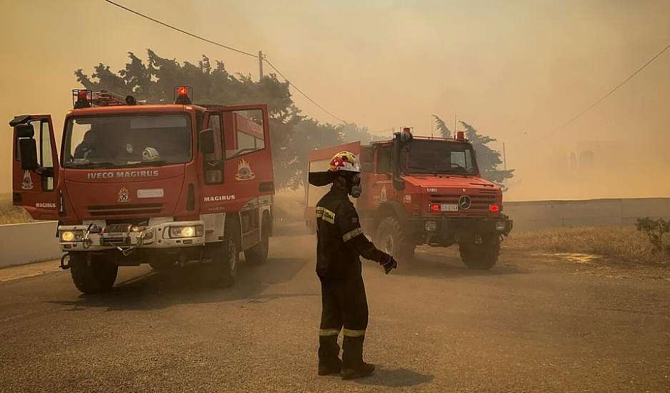 Χωρίς ενεργά μέτωπα στη Μαγνησία - Μάχη με τις αναζωπυρώσεις σε Ρόδο, Κάρυστο και Κέρκυρα