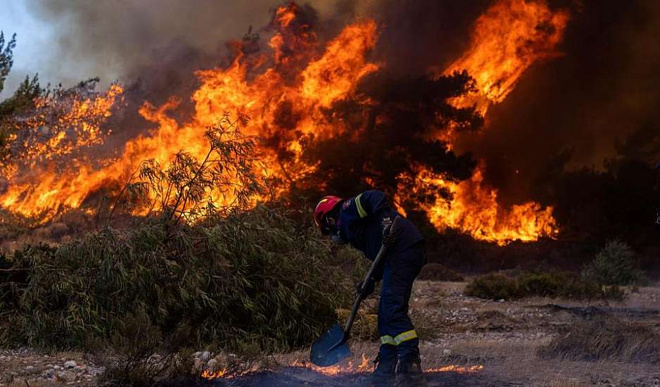 Φωτιές: Ρόδος και Κέρκυρα τα δυσκολότερα μέτωπα - Συνεχείς αναζωπυρώσεις και εκκενώσεις περιοχών