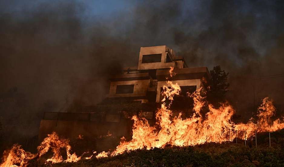 Ολονύχτια μάχη της Πυροσβεστικής με τρία πύρινα μέτωπα - Σε εξέλιξη οι πυρκαγιές σε Αττική, Κορινθία και Βοιωτία