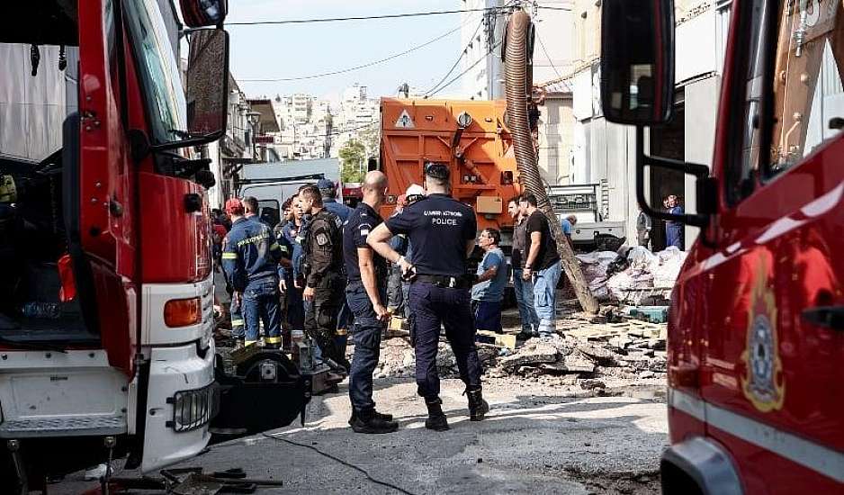 Τραγωδία στον Πειραιά: Νεκρός ο άνδρας που έπεσε σε φρεάτιο
