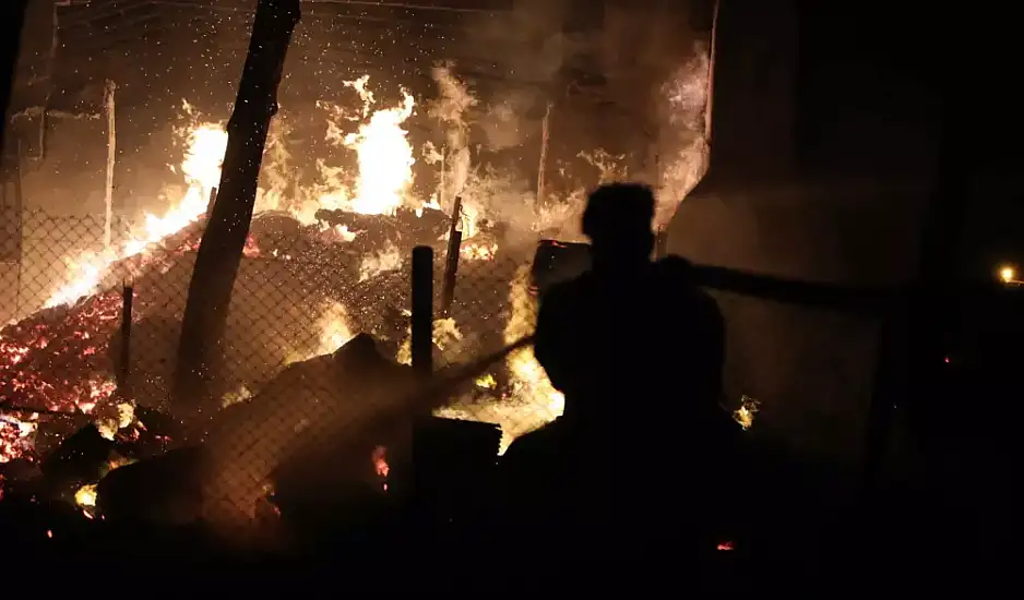 3 συλλήψεις στην Κρήτη για πρόκληση πυρκαγιάς – Μάχη με τις αναζωπυρώσεις σε Μάνδρα, Μέγαρα και Λακωνία