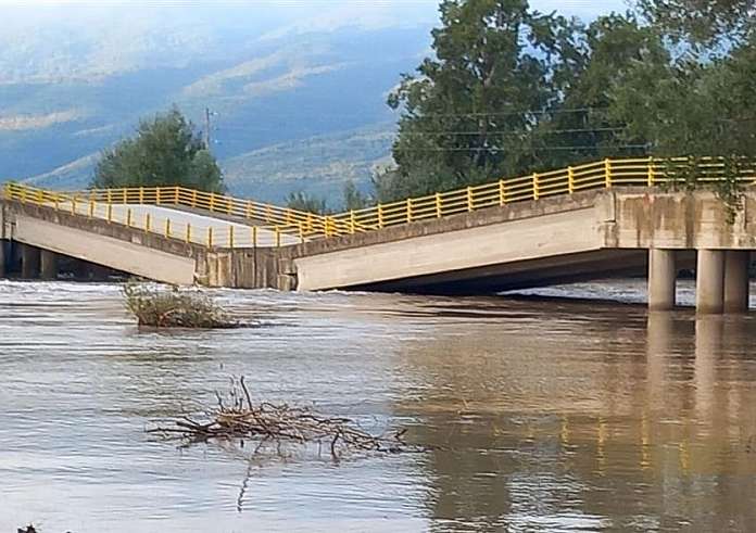 Κατέρρευσε η γέφυρα στον Παλαιόπυργο Λάρισας – Παραμένει κλειστή η Εθνική Οδός Αθηνών-Θεσσαλονίκης