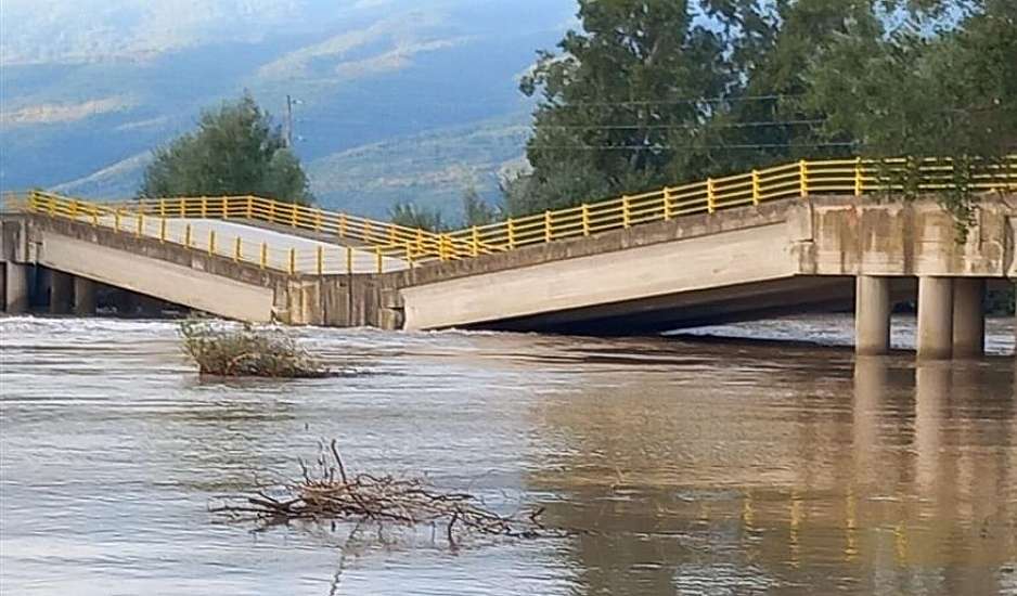 Κατέρρευσε η γέφυρα στον Παλαιόπυργο Λάρισας – Παραμένει κλειστή η Εθνική Οδός Αθηνών-Θεσσαλονίκης