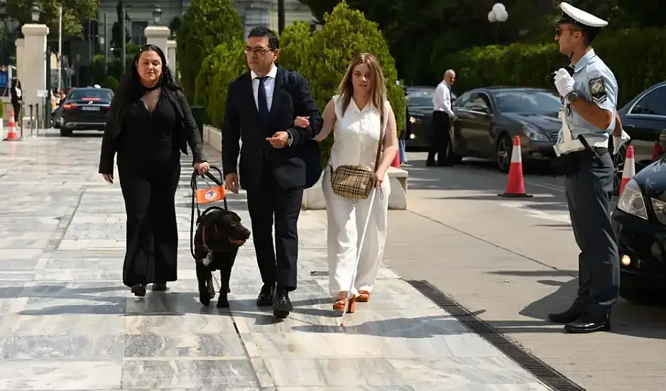 Γιώργος Σταμάτης: Ποιος είναι ο βουλευτής που εμφανίστηκε με τον σκύλο - οδηγό στην Βουλή