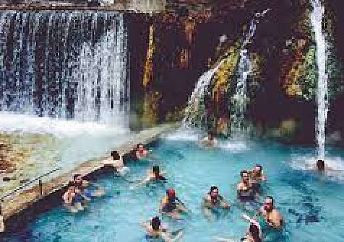 ΟΠΕΚΑ: Κληρώθηκαν οι δικαιούχοι του κοινωνικού και ιαματικού τουρισμού – Τι πρέπει να ξέρετε για την παραλαβή των δελτίων