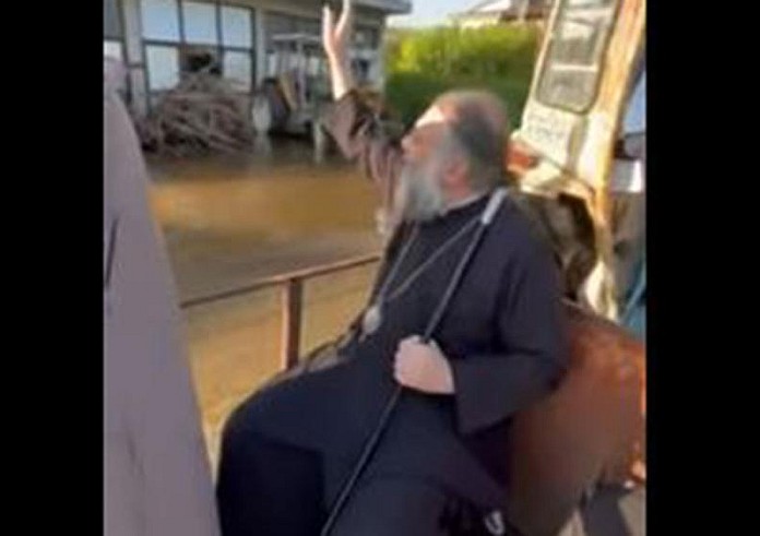 Τρίκαλα: Ιερέας ευλογεί πάνω σε τρακτέρ μέσα στους πλημμυρισμένους δρόμους