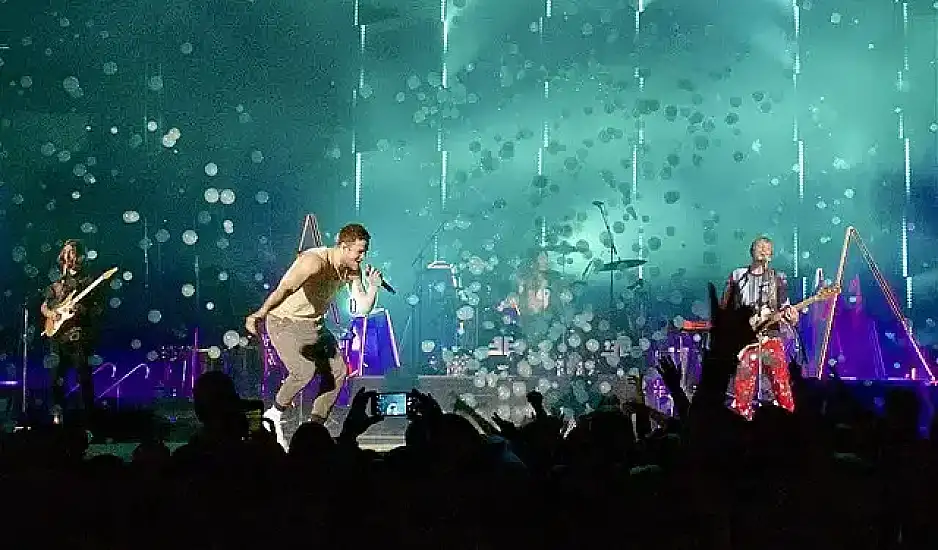 Imagine Dragons: Διεξάγεται κανονικά η συναυλία παρά την κακοκαιρία - Αντιδρούν οι θεατές