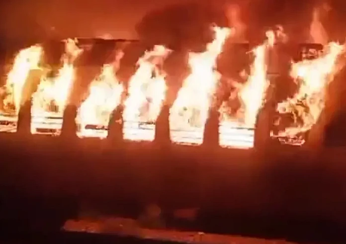 Ινδία: Εννιά νεκροί από φωτιά σε σταθμευμένο βαγόνι τρένου