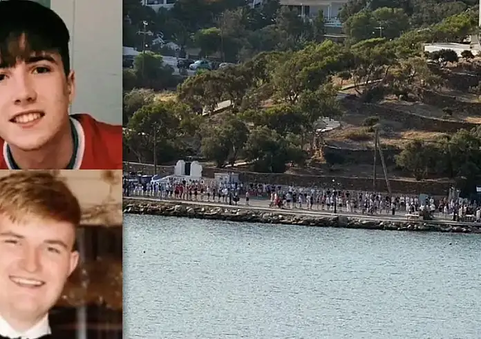Ίος - Τιμητική φρουρά από συμμαθητές των 18χρονων που οι σοροί τους έφευγαν από το λιμάνι