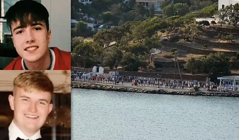 Ίος - Τιμητική φρουρά από συμμαθητές των 18χρονων που οι σοροί τους έφευγαν από το λιμάνι