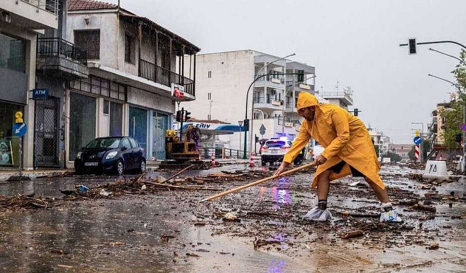 Κακοκαιρία: Σαρώνει την δυτική Ελλάδα με καταρρακτώδεις βροχές – Κόπηκε η Αθηνών - Πατρών στο Αίγιο