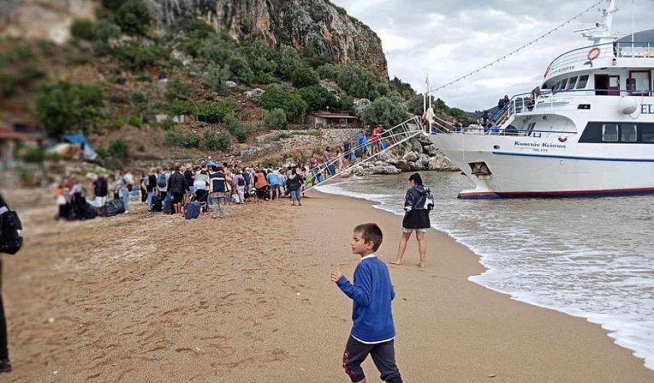 Κακοκαιρία Daniel: Απομακρύνθηκαν διά θαλάσσης οι εγκλωβισμένοι από Μικρό και Πλατανιά Βόλου
