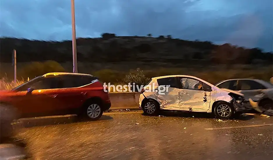 Καραμπόλα τεσσάρων αυτοκινήτων στη Θεσσαλονίκη – Τρεις τραυματίες