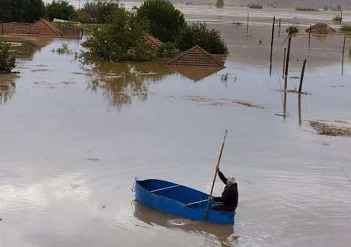 Είμαστε 100 άτομα σε μία καφετέρια με 3 μέτρα νερό απ΄ έξω