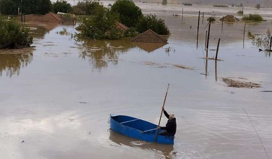 Είμαστε 100 άτομα σε μία καφετέρια με 3 μέτρα νερό απ΄ έξω