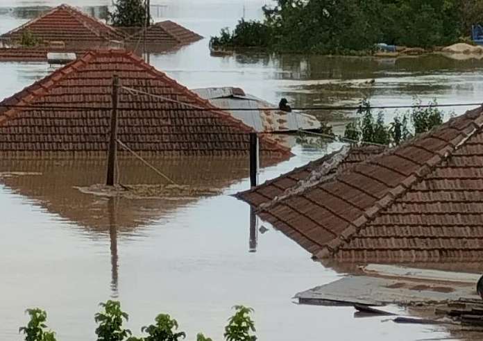 Καρδίτσα: Κάτοικοι κοιμούνται έξω από την εκκλησία στον Βλοχό