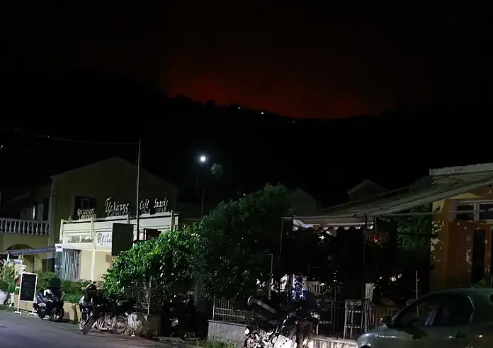 Φωτιά τώρα στην Κέρκυρα: Εκκενώνονται ακόμη 10 περιοχές – Έφτασε στα πρώτα σπίτια