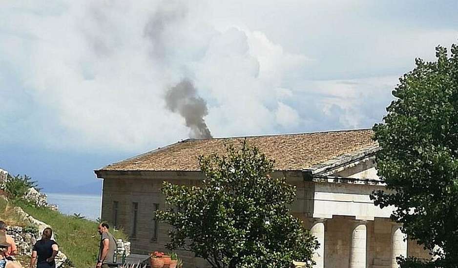 Κέρκυρα: Φωτιά στον ιστορικό Ναό Αγ. Γεωργίου – Καταστράφηκε μέρος της οροφής