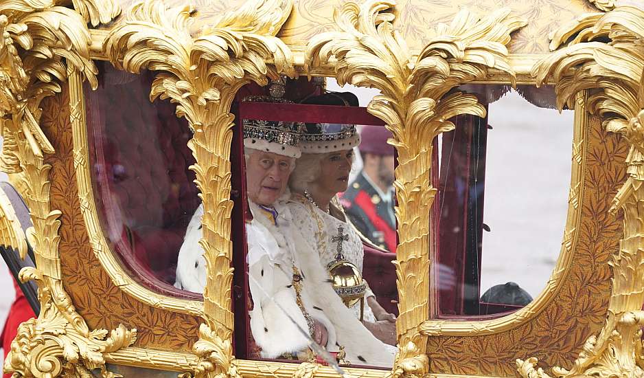 Έξαλλος ο βασιλιάς Κάρολος – Πέταξε έξω από την τελετή στέψης κάμεραμαν του BBC