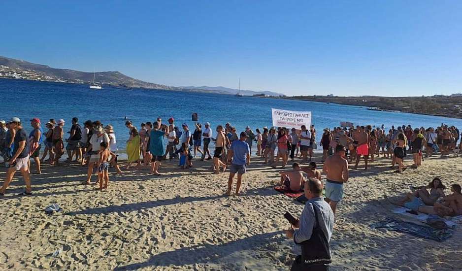Θυμωμένοι Έλληνες ξεκινούν πόλεμο με τις ξαπλώστρες