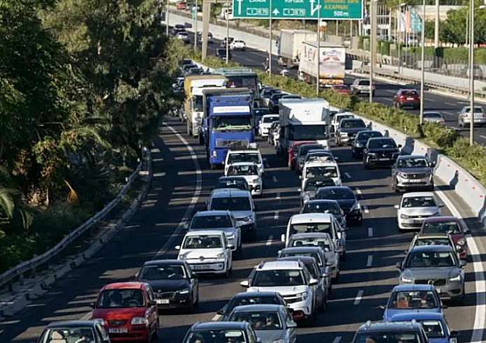 Κίνηση τώρα: Χάος στην Αττική Οδό – Έπεσαν χώματα από φορτηγό