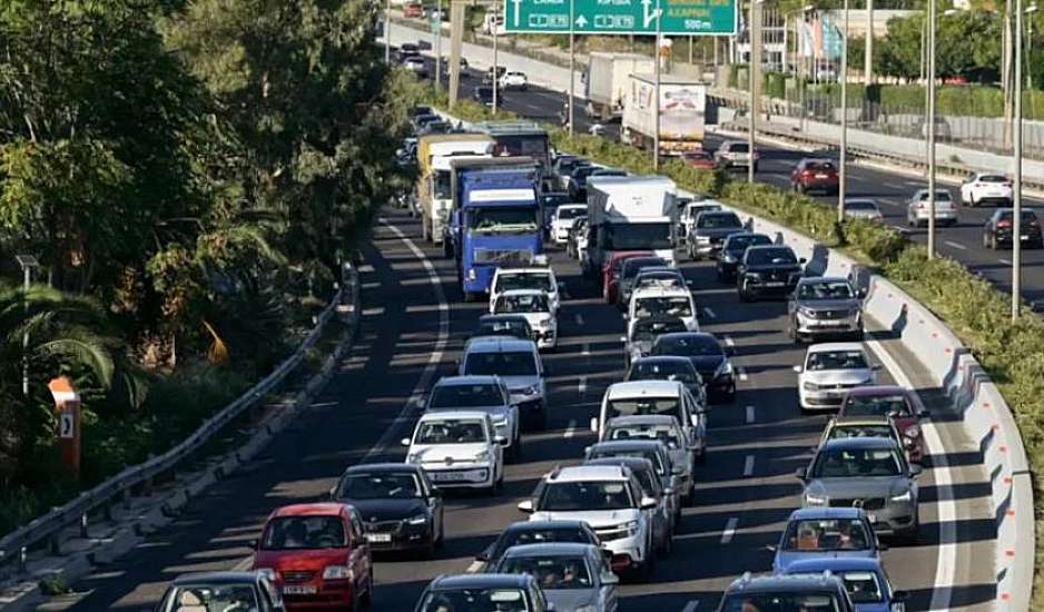 Κίνηση τώρα: Χάος στην Αττική Οδό – Έπεσαν χώματα από φορτηγό