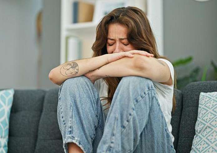 Ποια 7 σημάδια δείχνουν ότι κάποιος δεν είναι χαρούμενος και προσποιείται ότι είναι καλά;