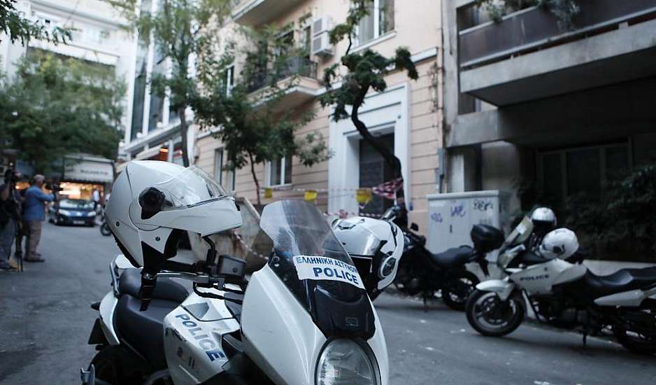 Κολωνάκι: Βαρύς οπλισμός εντοπίστηκε σε αποθήκη - Μεταφέρθηκε στα εγκληματολογικά εργαστήρια