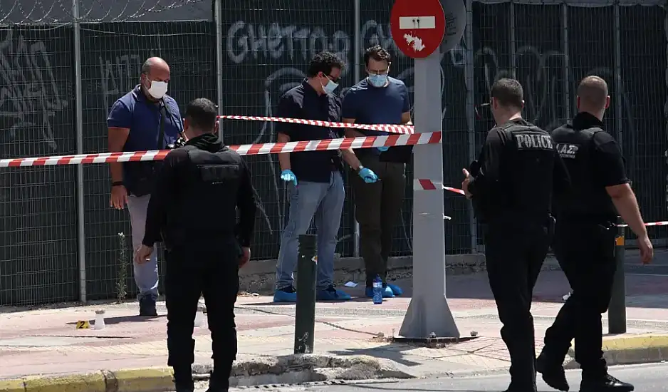 Κολωνός: Αιματηρή καταδίωξη ληστή – Βίντεο ντοκουμέντο δευτερόλεπτα μετά τους πυροβολισμούς
