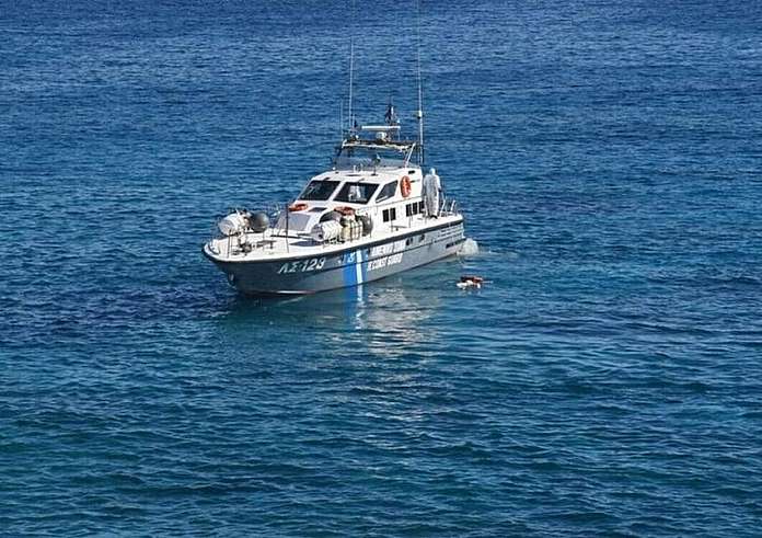 Χειροπέδες σε τρία άτομα που έπνιξαν πέντε μετανάστες, πετώντας τους στη θάλασσα