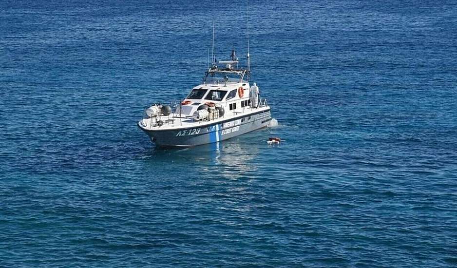 Χειροπέδες σε τρία άτομα που έπνιξαν πέντε μετανάστες, πετώντας τους στη θάλασσα