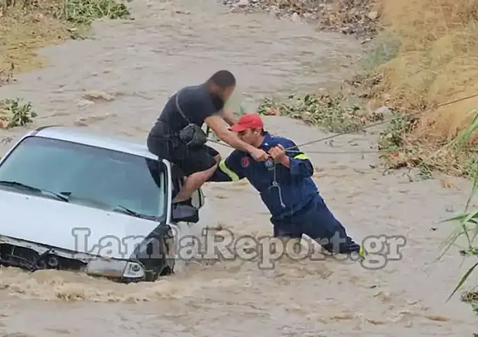 Η κακοκαιρία Daniel άρχισε να δείχνει τα δόντια της: Χείμαρρος παρέσυρε αυτοκίνητο στη Λαμία