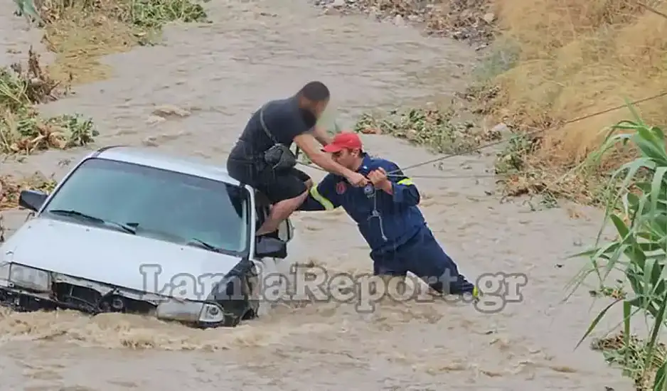 Η κακοκαιρία Daniel άρχισε να δείχνει τα δόντια της: Χείμαρρος παρέσυρε αυτοκίνητο στη Λαμία