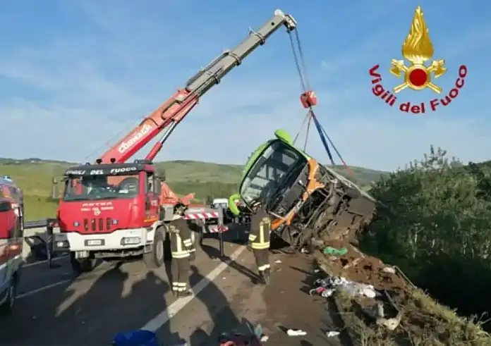 Ιταλία: Λεωφορείο έπεσε σε γκρεμό - Ένας νεκρός και 14 τραυματίες