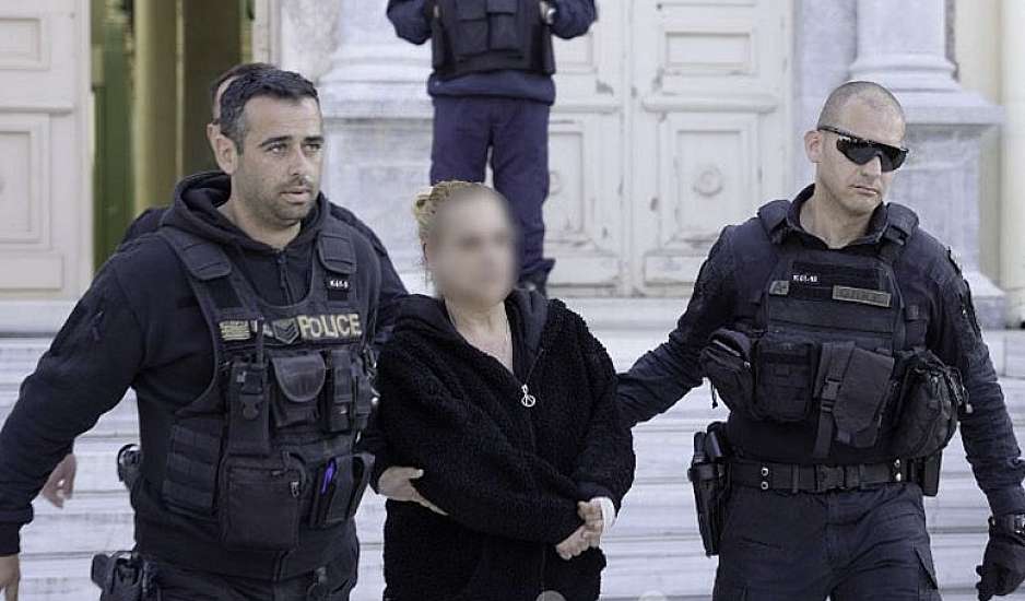 Λέσβος: Προφυλακίστηκε η 48χρονη που έλουσε με βενζίνη τον σύζυγό της