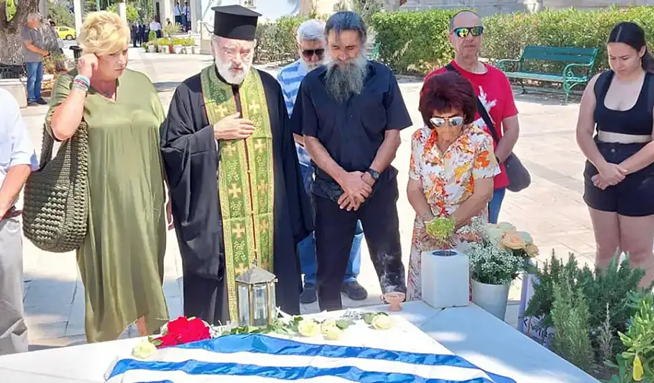 Τρισάγιο από τη Δήμητρα Λιάνη στον τάφο του Ανδρέα Πανανδρέου