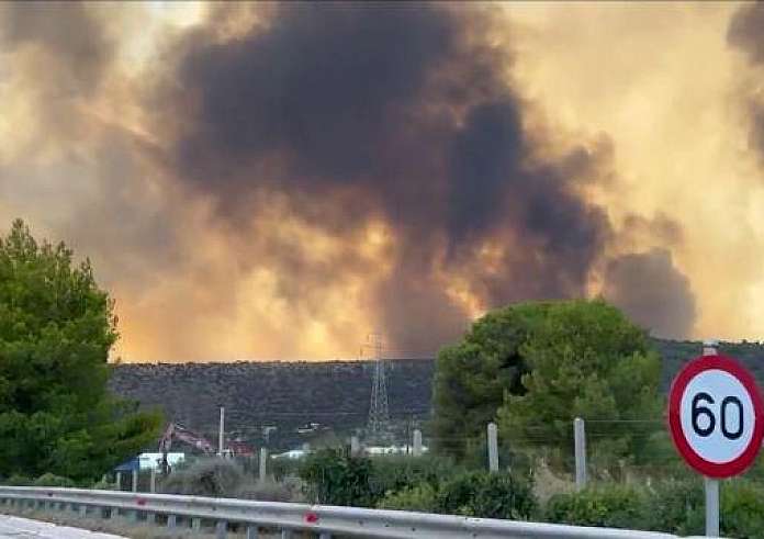 Φωτιά στο Λουτράκι: Έκλεισε η Εθνική Οδός Αθηνών – Κορίνθου