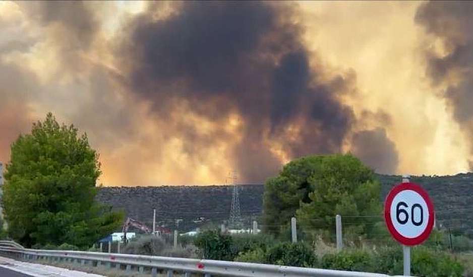 Φωτιά στο Λουτράκι: Νέο μήνυμα από το 112 για εκκένωση περιοχών – Σπίτια στις φλόγες – Κλειστή η Ε.Ο.
