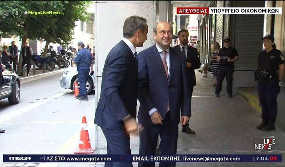 Στο υπουργείο Οικονομικών ο Κυριάκος Μητσοτάκης