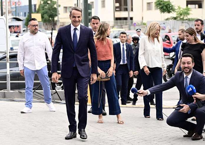 Έφτασε στα γραφεία της ΝΔ ο Κυριάκος Μητσοτάκης