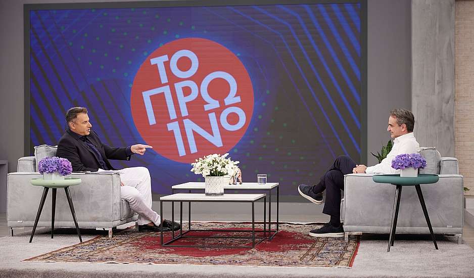 Backstage της συνέντευξης Μητσοτάκη στον ΑΝΤ1: Δοκίμασε κολοκυθοκεφτέδες της Μπαρμπαρίγου