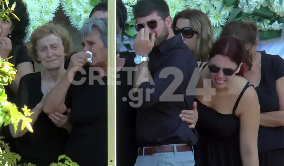 Θρήνος στην κηδεία του 34χρονου πιλότου Χρήστου Μουλά – Με ένα λευκό τριαντάφυλλο στο χέρι η Κατερίνα Σακελλαροπούλου
